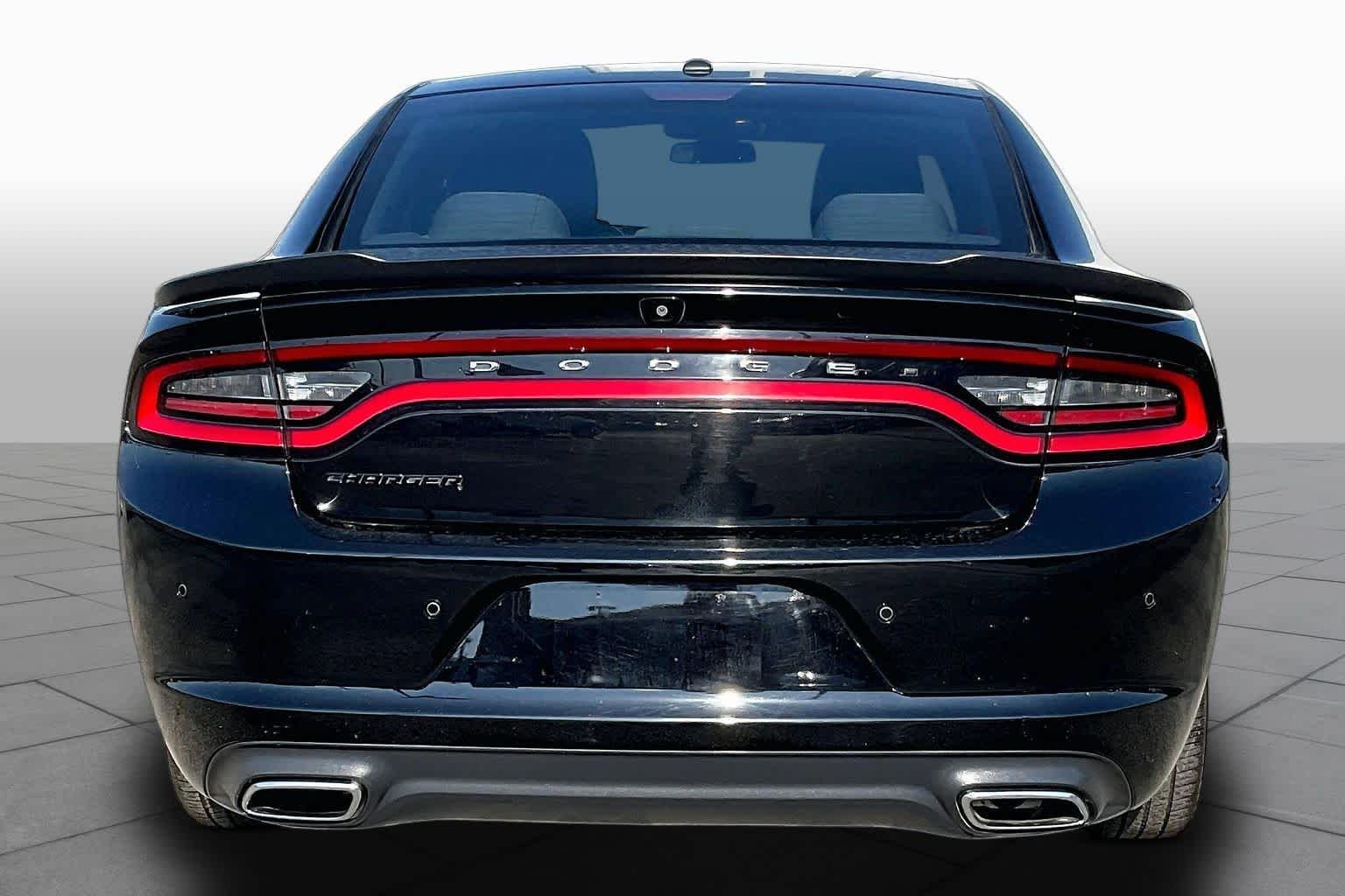 Used 2018 Pitch Black Clearcoat Dodge SXT image 5
