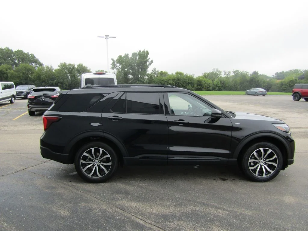 New 2027 Agate Black Metallic Ford ST-Line image 9