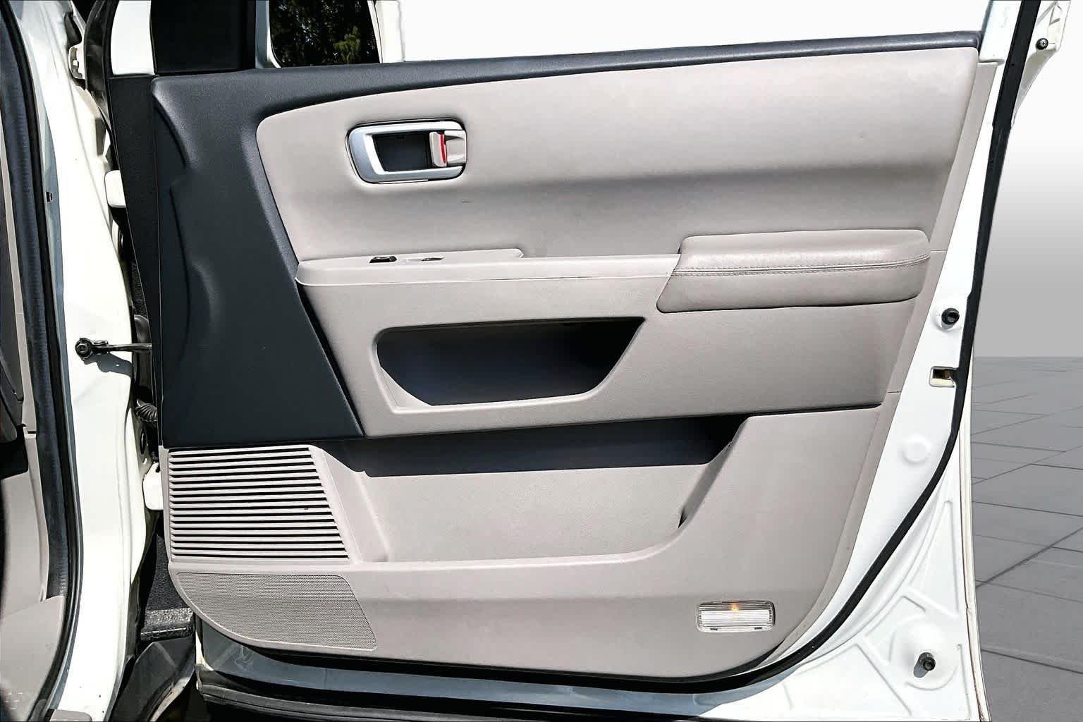 Used 2012 White Diamond Pearl Honda Touring image 21