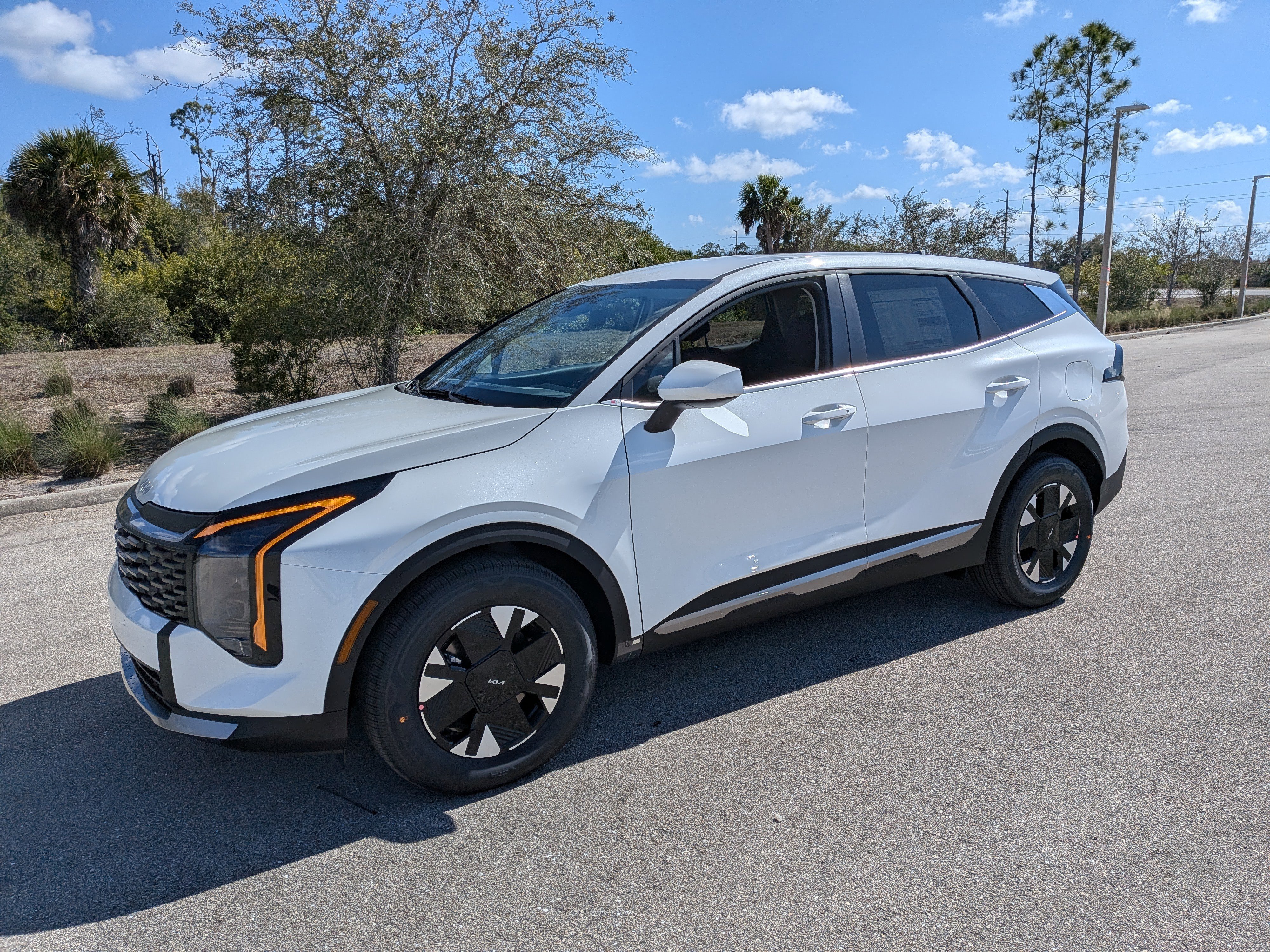 New 2026 Snow White Pearl Kia LX image 9