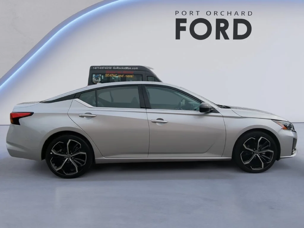 Used 2025 Silver Nissan 2.5 SR image 8