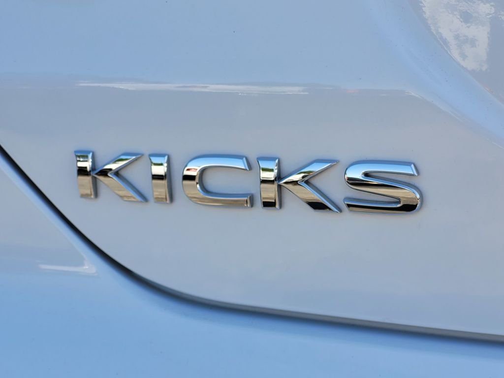 Used 2022 White Nissan S image 11