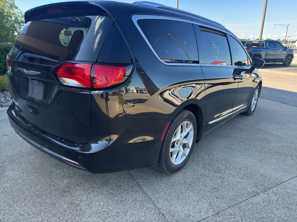 Used 2018 Brilliant Black Crystal Pearlcoat Chrysler Touring L Plus image 5