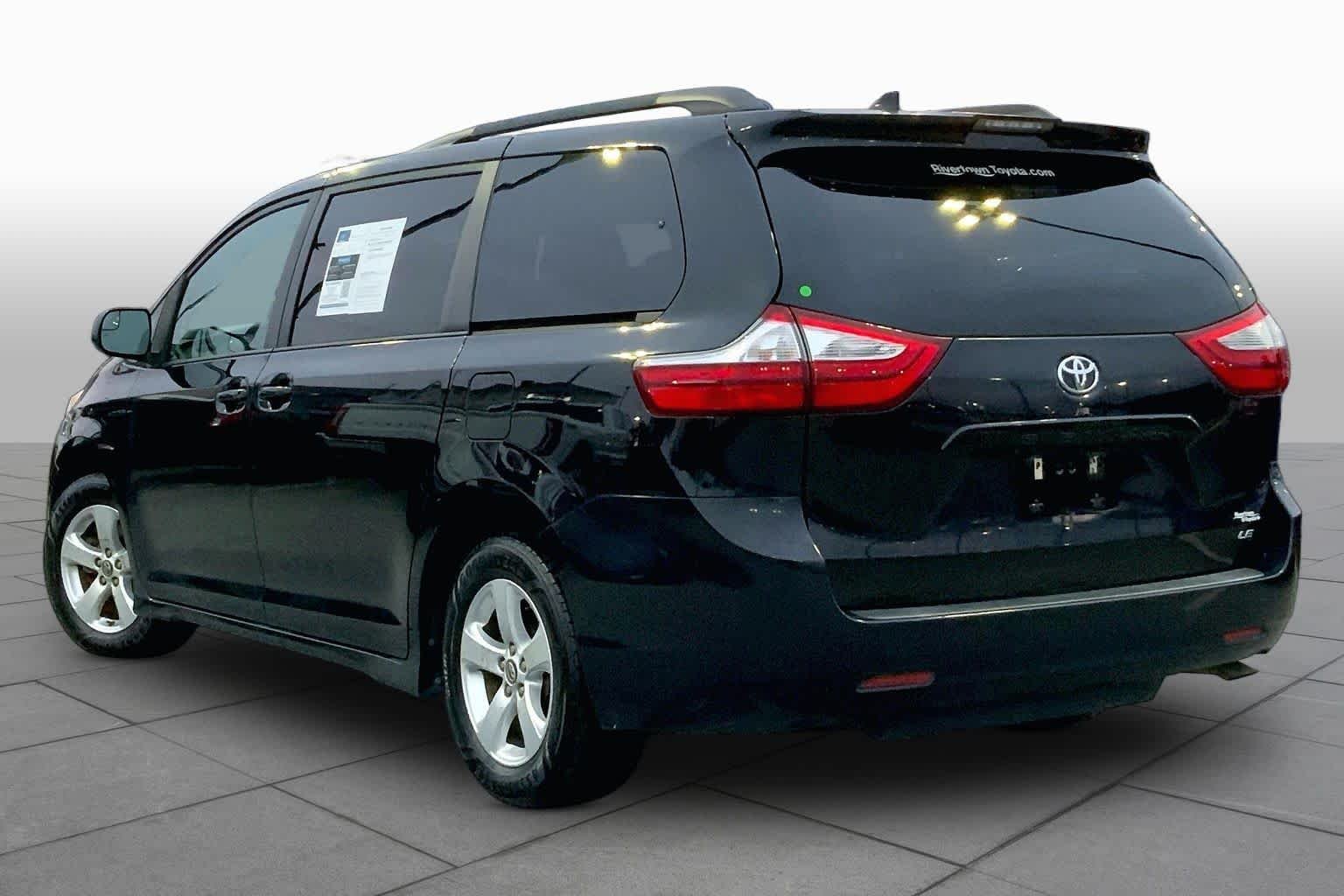 Used 2018 Midnight Black Metallic Toyota LE Auto Access Seat image 11