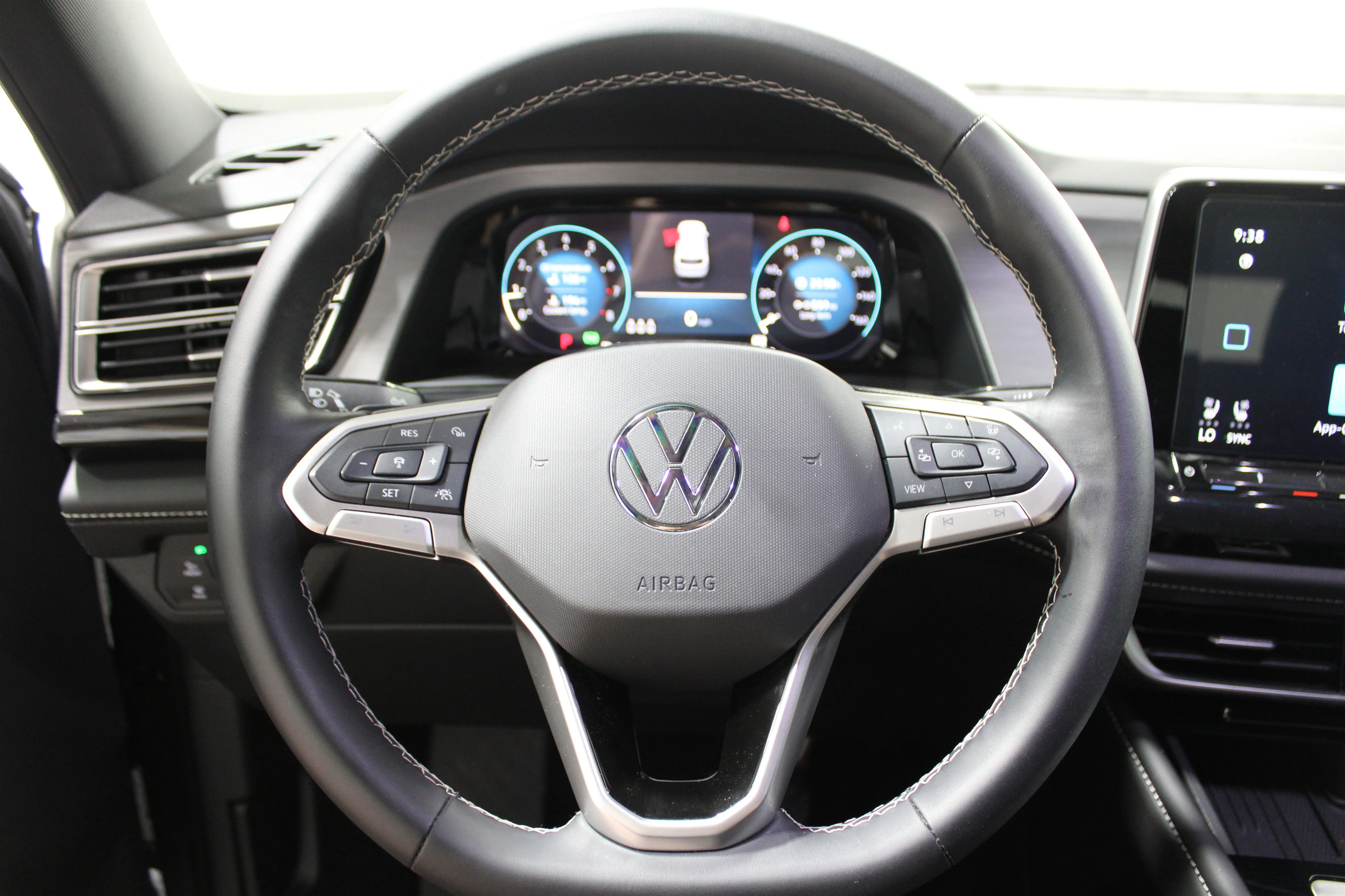 Used 2025 Silver Volkswagen 2.0T SE w/Technology image 9
