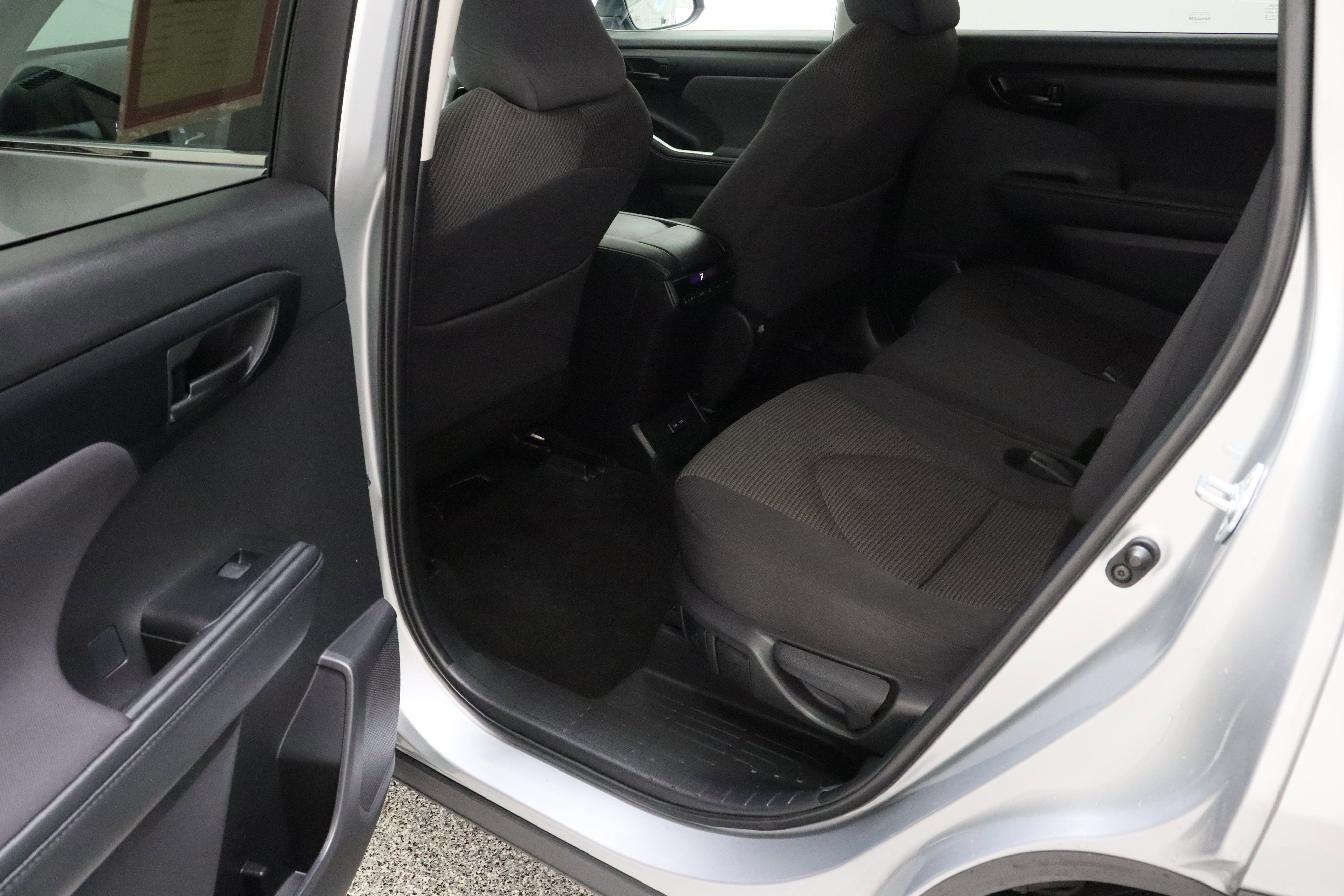 2025 Toyota Highlander LE - Photo 27