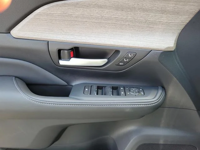 New 2026 Wind Chill Pearl Toyota Platinum image 17