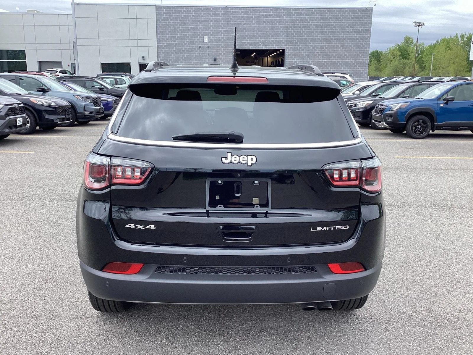 Used 2022 Diamond Black Crystal Pearlcoat Jeep Limited image 6