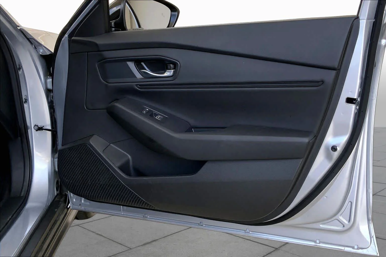 Used 2025 Solar Silver Metallic Honda SE image 33