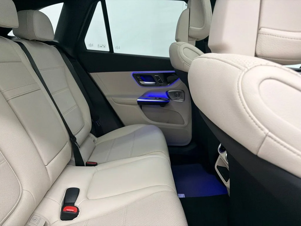 New 2027 White Mercedes-Benz GLC 300 image 25