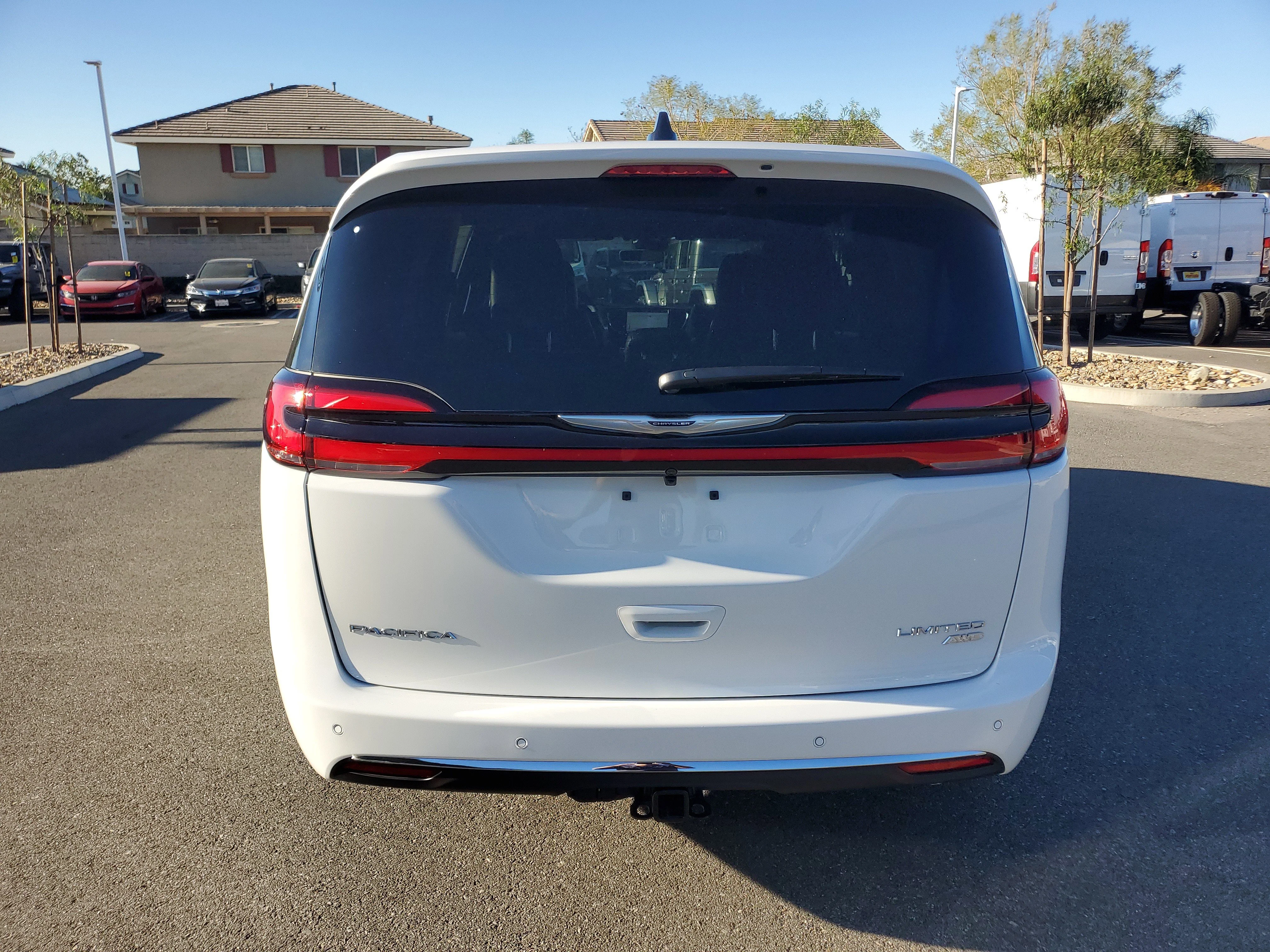 New 2026 Bright White Clear-Coat Exterior Paint Chrysler Limited image 3