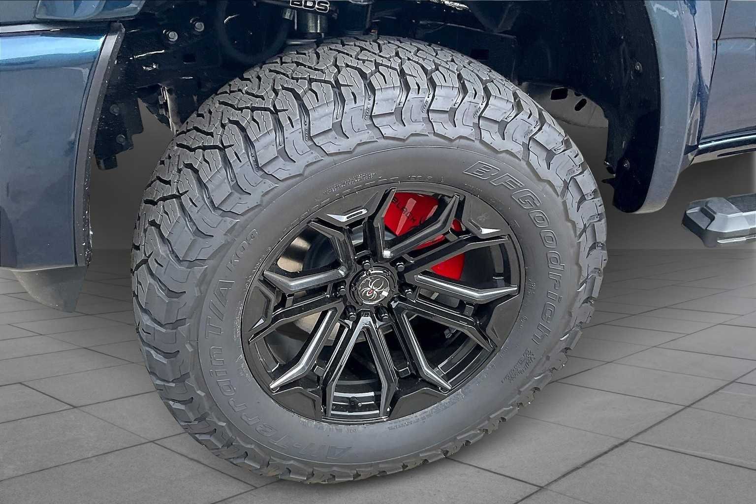 New 2025 Diamond Black Crystal Pearl-Coat Exterior Paint RAM Big Horn image 11