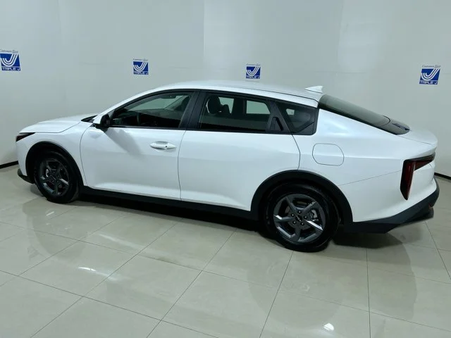 New 2026 SNOW WHITE PEARL Kia LXS image 3