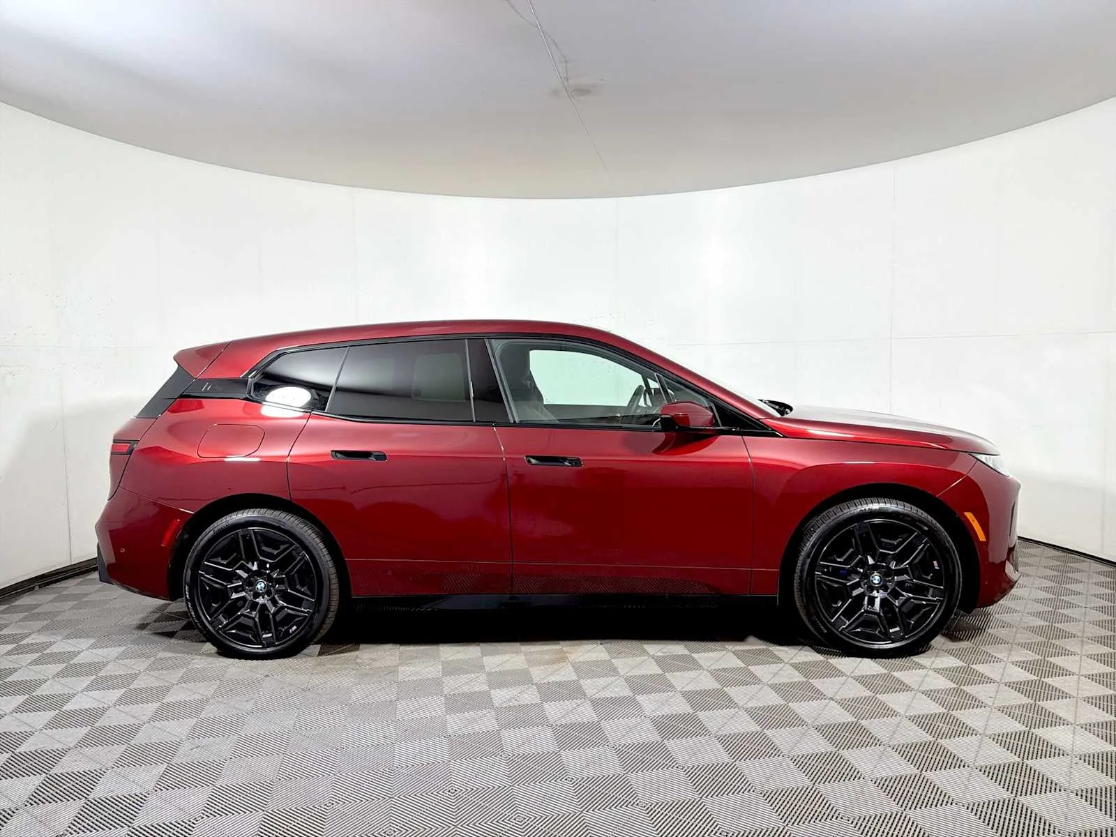 Used 2026 Aventurin Red Metallic BMW xDrive60 image 7