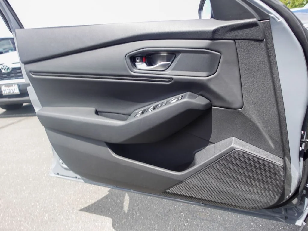 Used 2025 Urban Gray Pearl Honda SE image 20