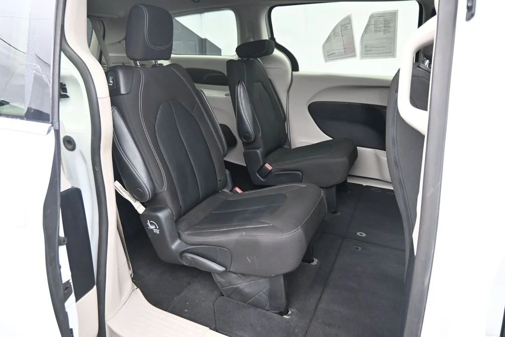 Used 2023 White Chrysler LX image 11