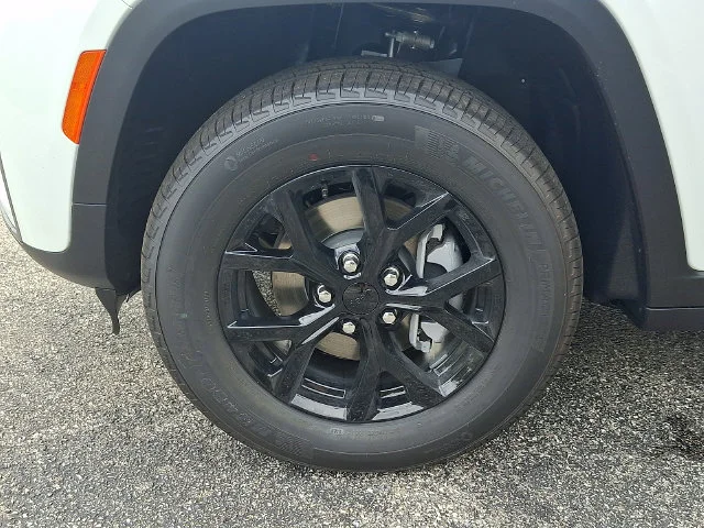 New 2026 White/off-white Jeep Laredo Altitude image 19
