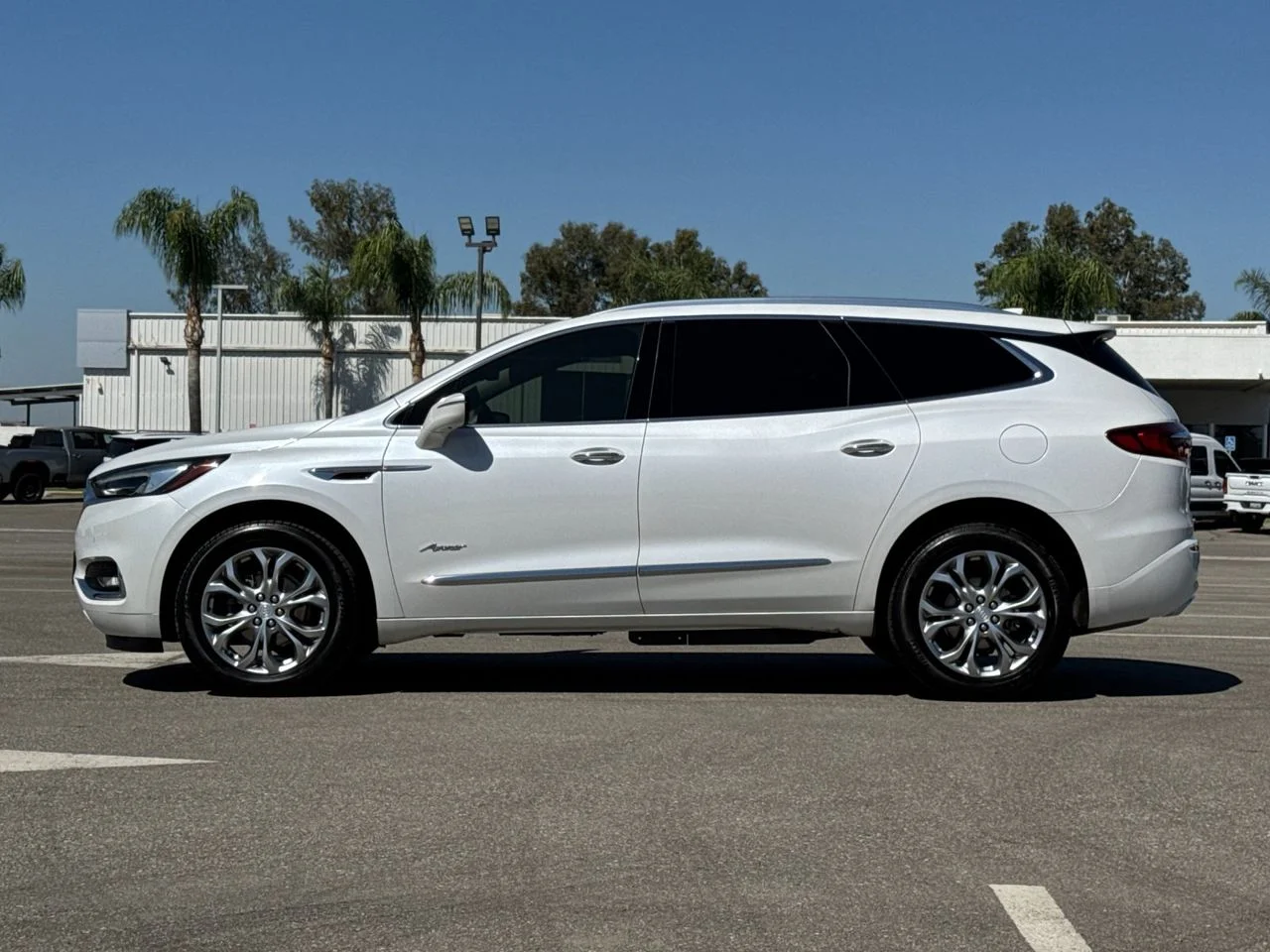 Used 2021 WHITE FROST TRICOAT Buick Avenir image 45