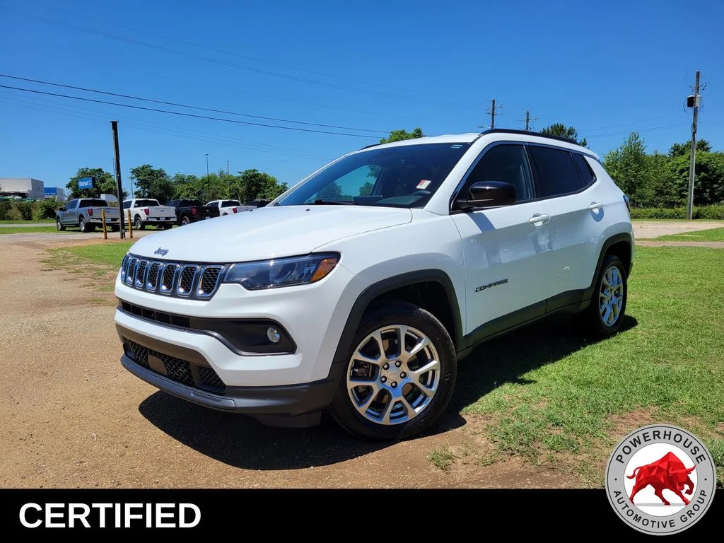 Used 2023 White Jeep Latitude Lux image 1
