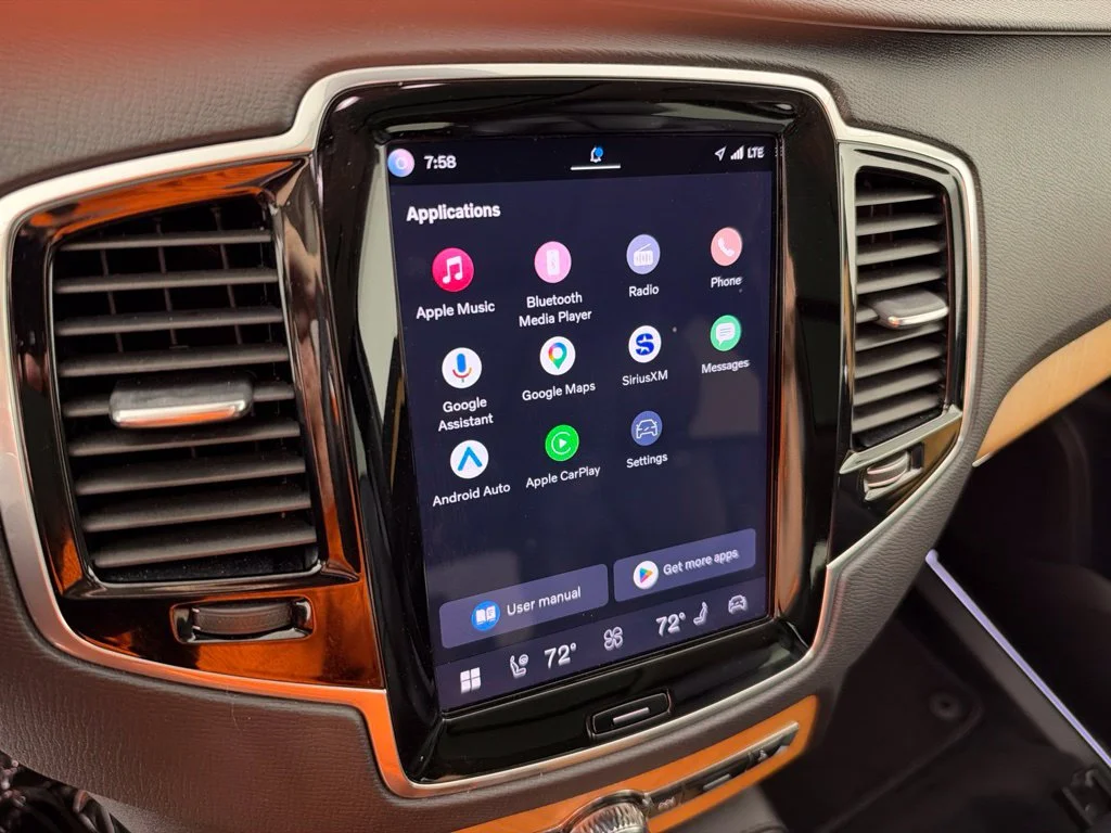 Used 2023 Silver Volvo B6 Plus 7-Seater image 42