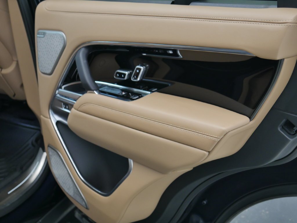 Used 2025  Land Rover Autobiography image 22