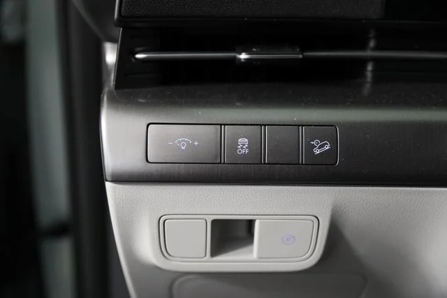 Used 2025 Green Hyundai SEL image 10