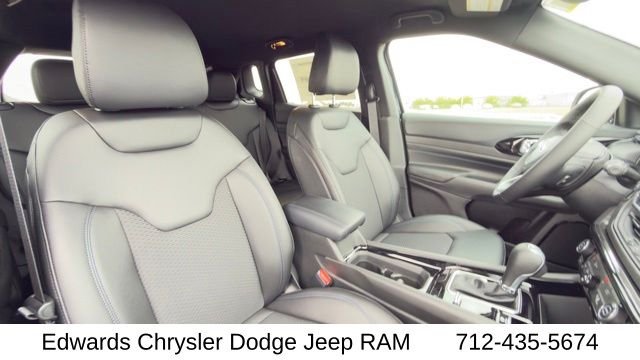 New 2026 Fathom Blue Pearl-Coat Exterior Paint Jeep Latitude image 36