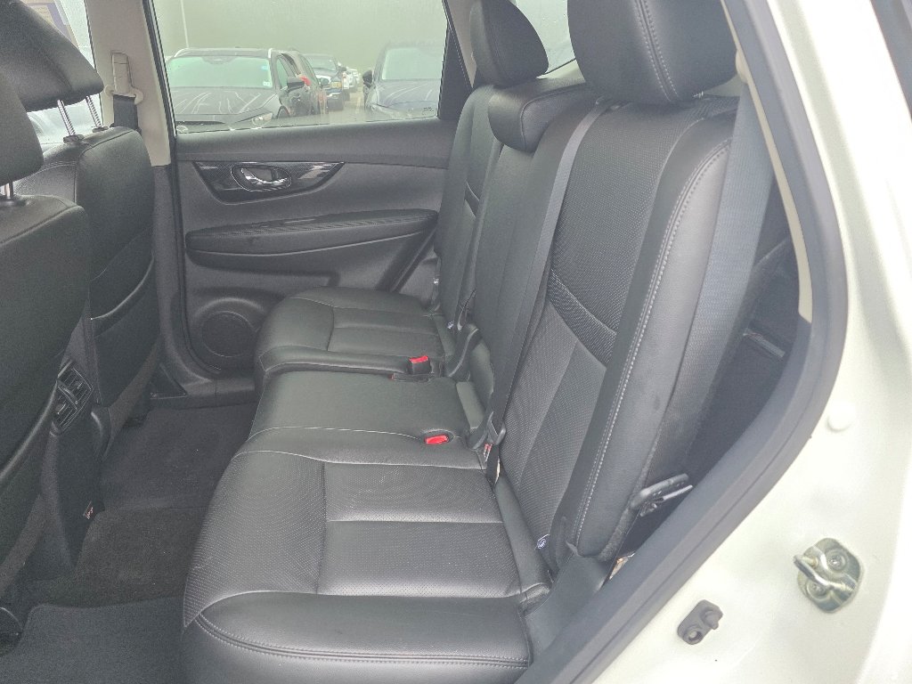 Used 2019 Pearl White Tricoat Nissan SL image 28