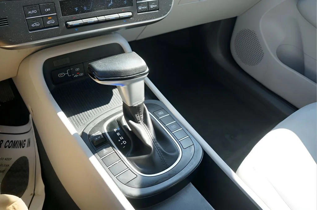 Used 2025 Atlas White Hyundai SEL image 25