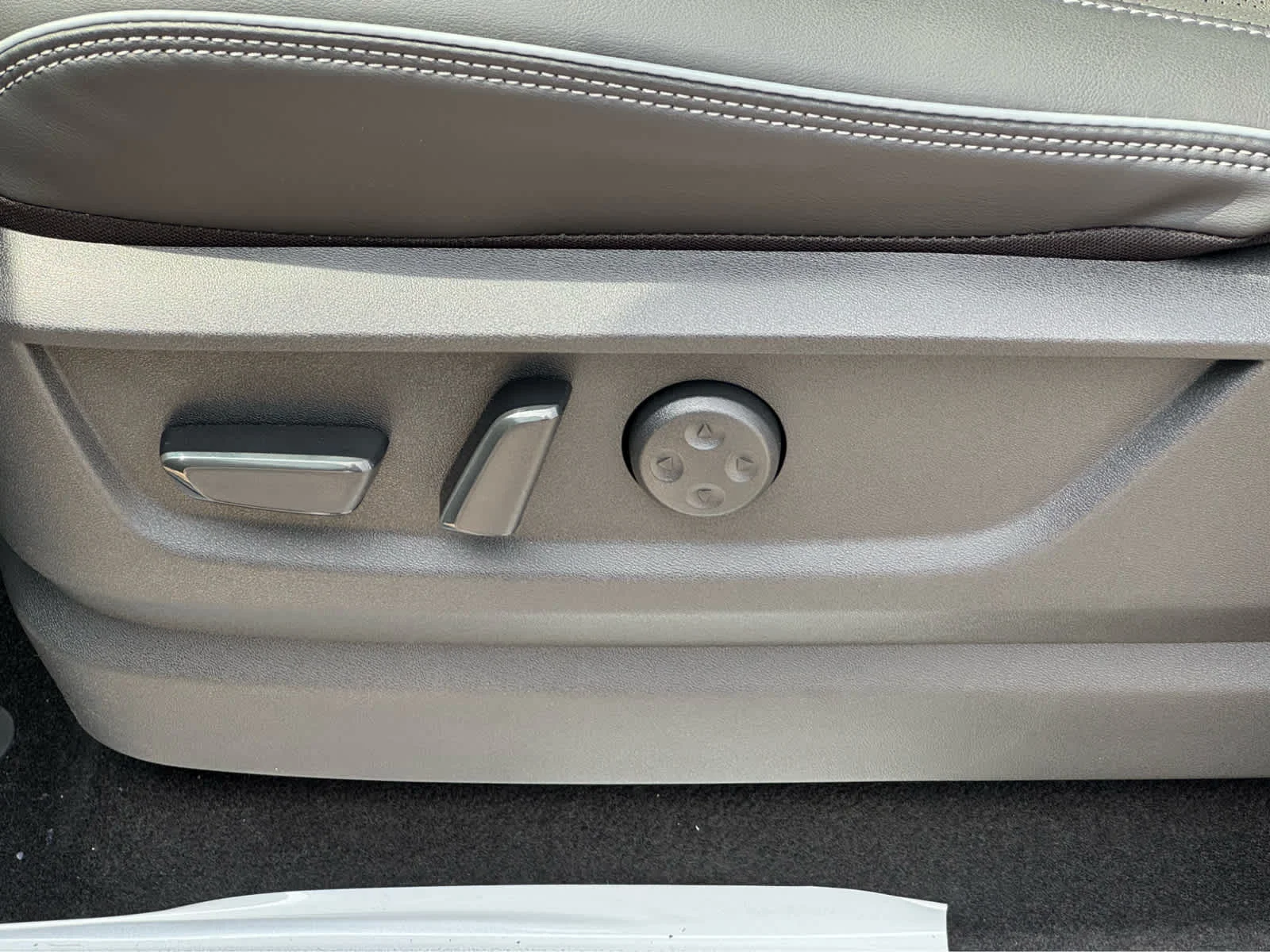 New 2026 RADIANT WHITE INFINITI Luxe 2WD image 17