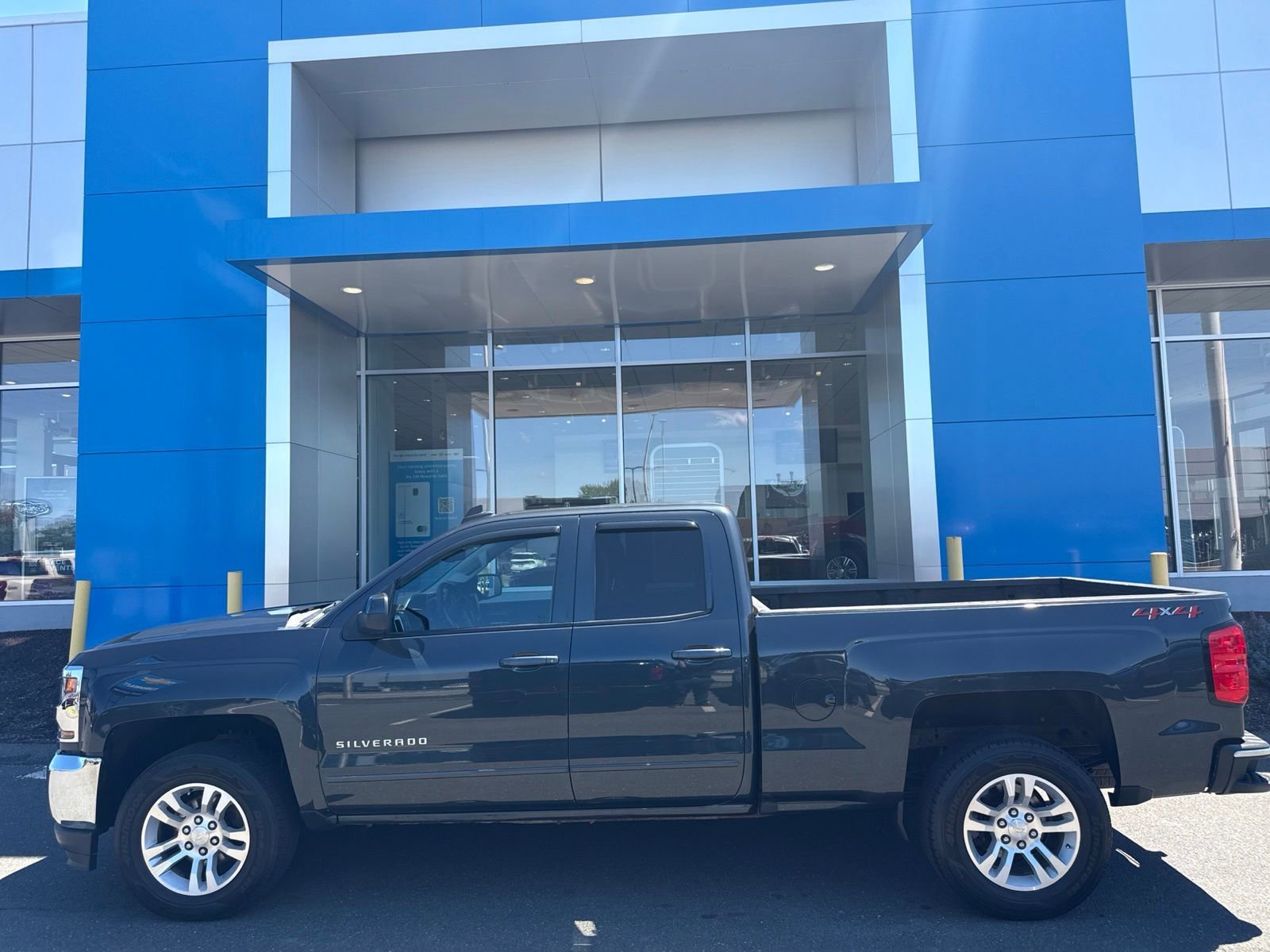 Used 2019 GRAPHITE METALLIC Chevrolet LT image 9