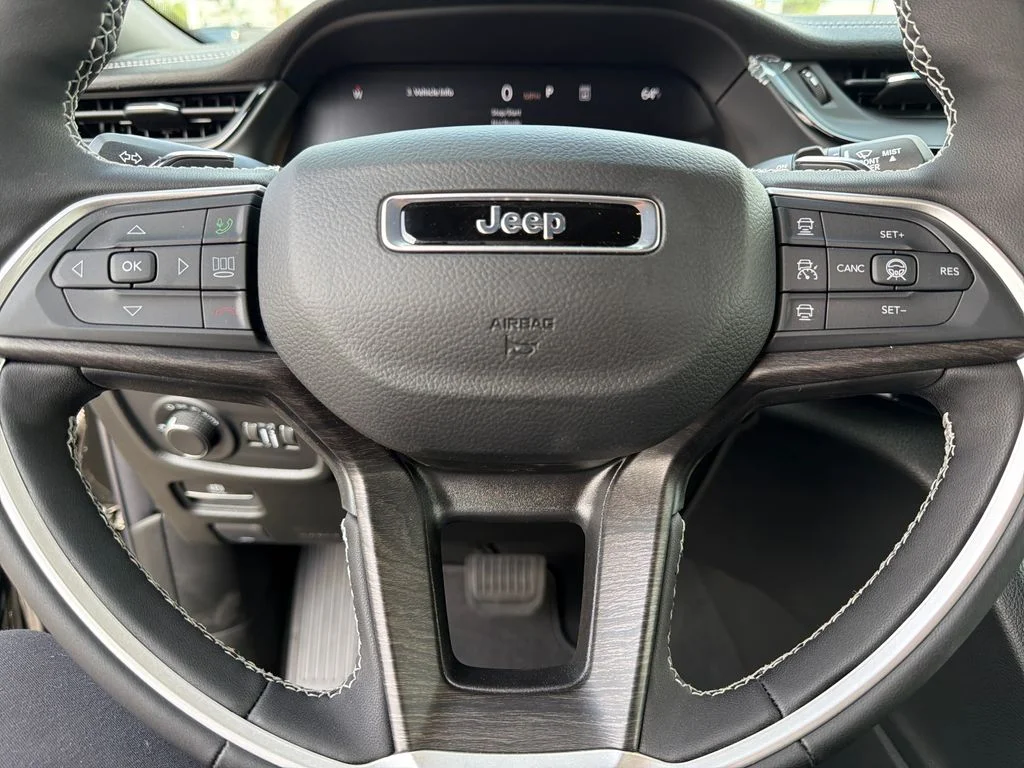New 2026 Diamond Black Crystal Pearl-Coat Exterior Paint Jeep Altitude image 12