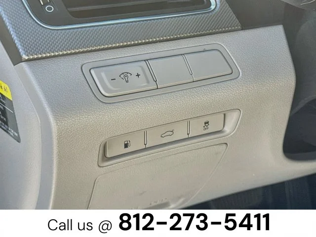 Used 2016 White Hyundai SE image 10