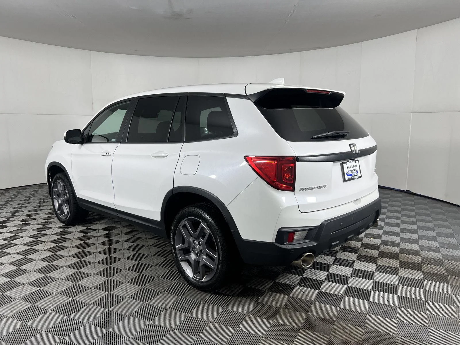 Used 2023 Platinum White Pearl Honda EX-L image 6