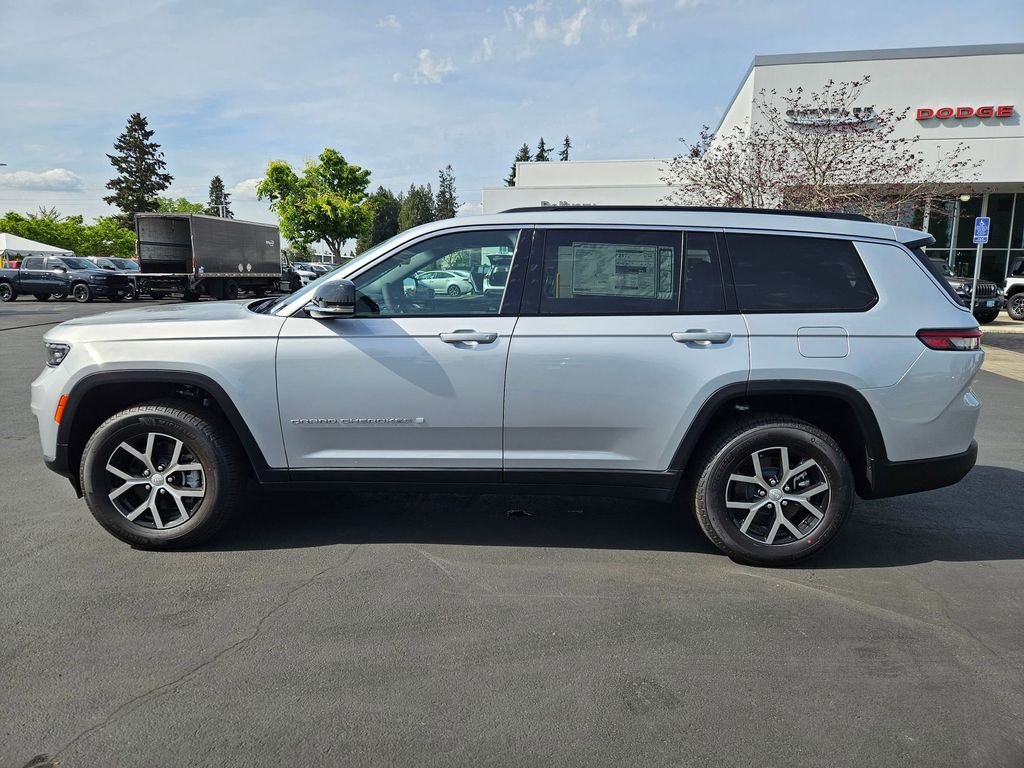 New 2025 Silver Zynith Exterior Paint Jeep Limited image 3