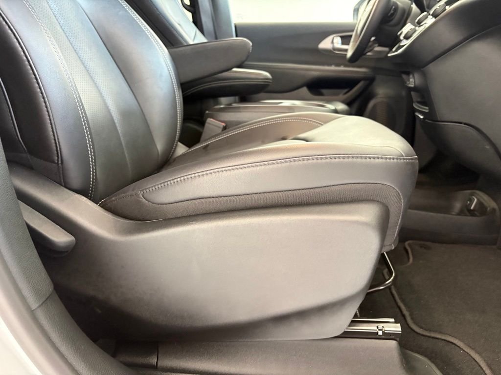 Used 2025 White Chrysler Select image 38