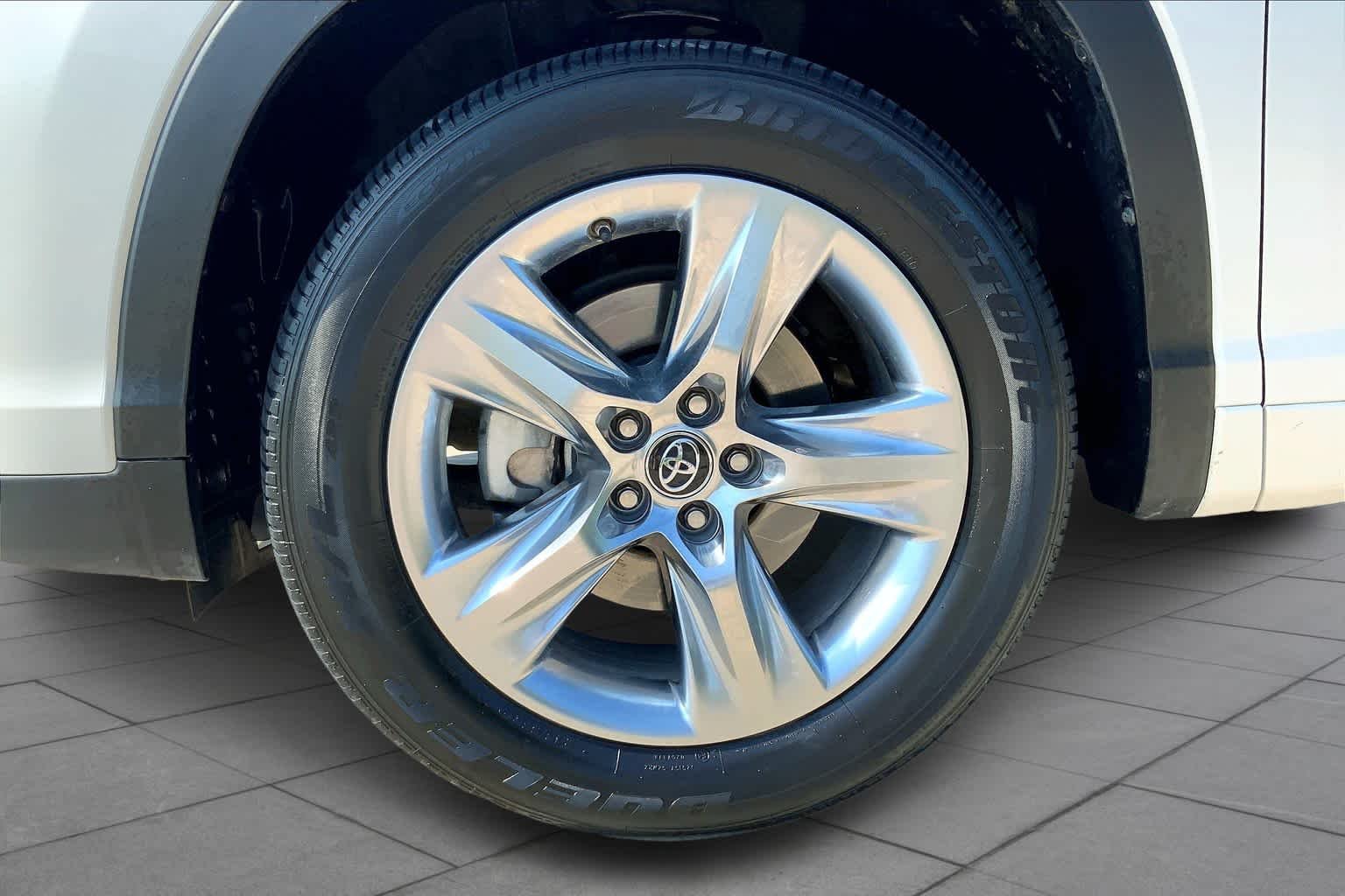 Used 2017 Blizzard Pearl Toyota Limited image 11