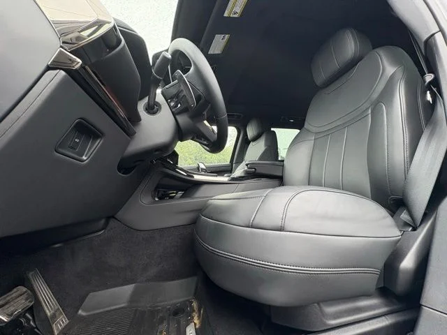 Certified Used 2025 White Land Rover Dynamic SE image 13