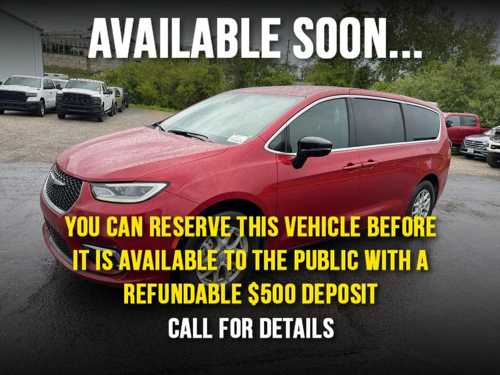 2025 Chrysler Pacifica Select's photo