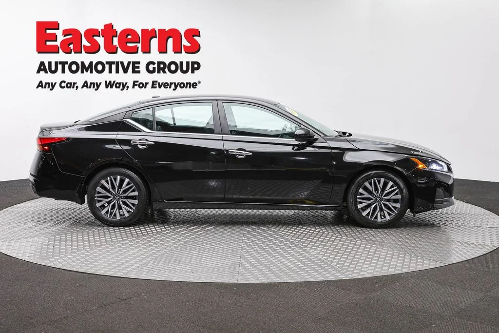 Used 2023 Black Nissan 2.5 SV image 4