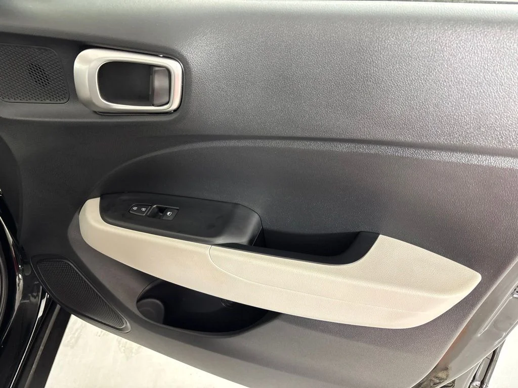 Used 2025 Black Hyundai SEL image 15