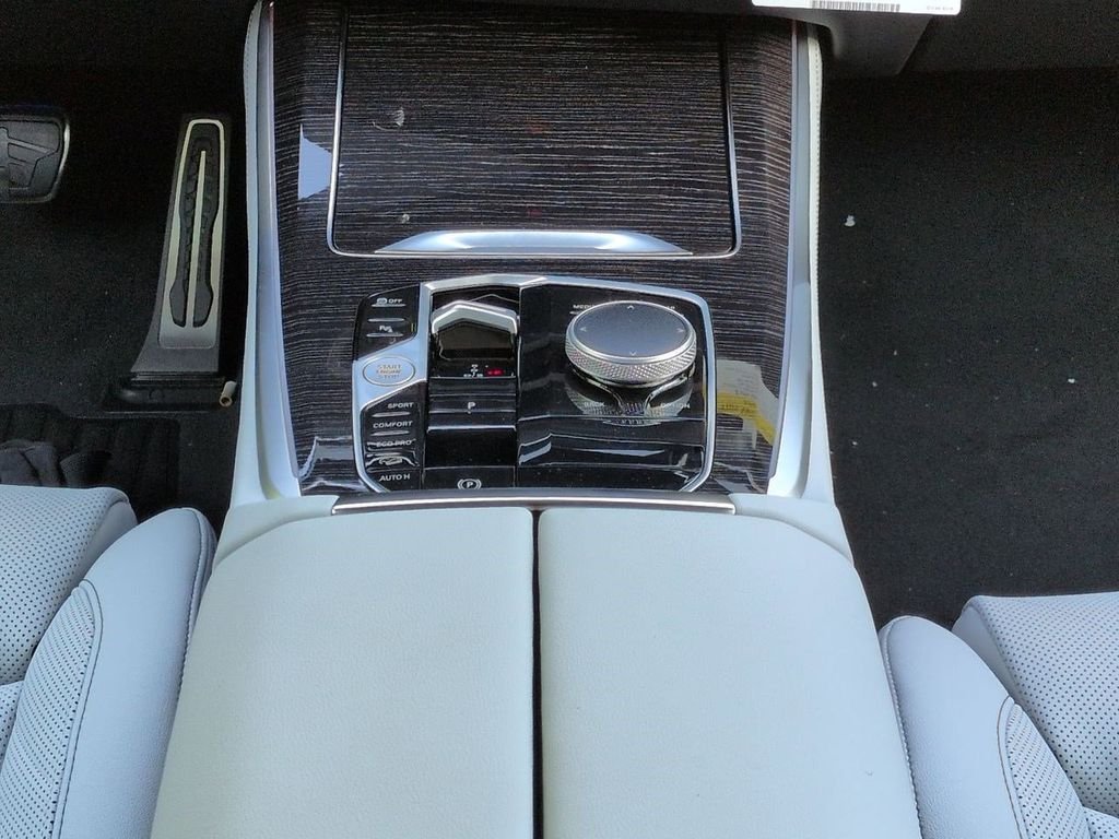 New 2026 Mineral White Metallic BMW xDrive40i image 19