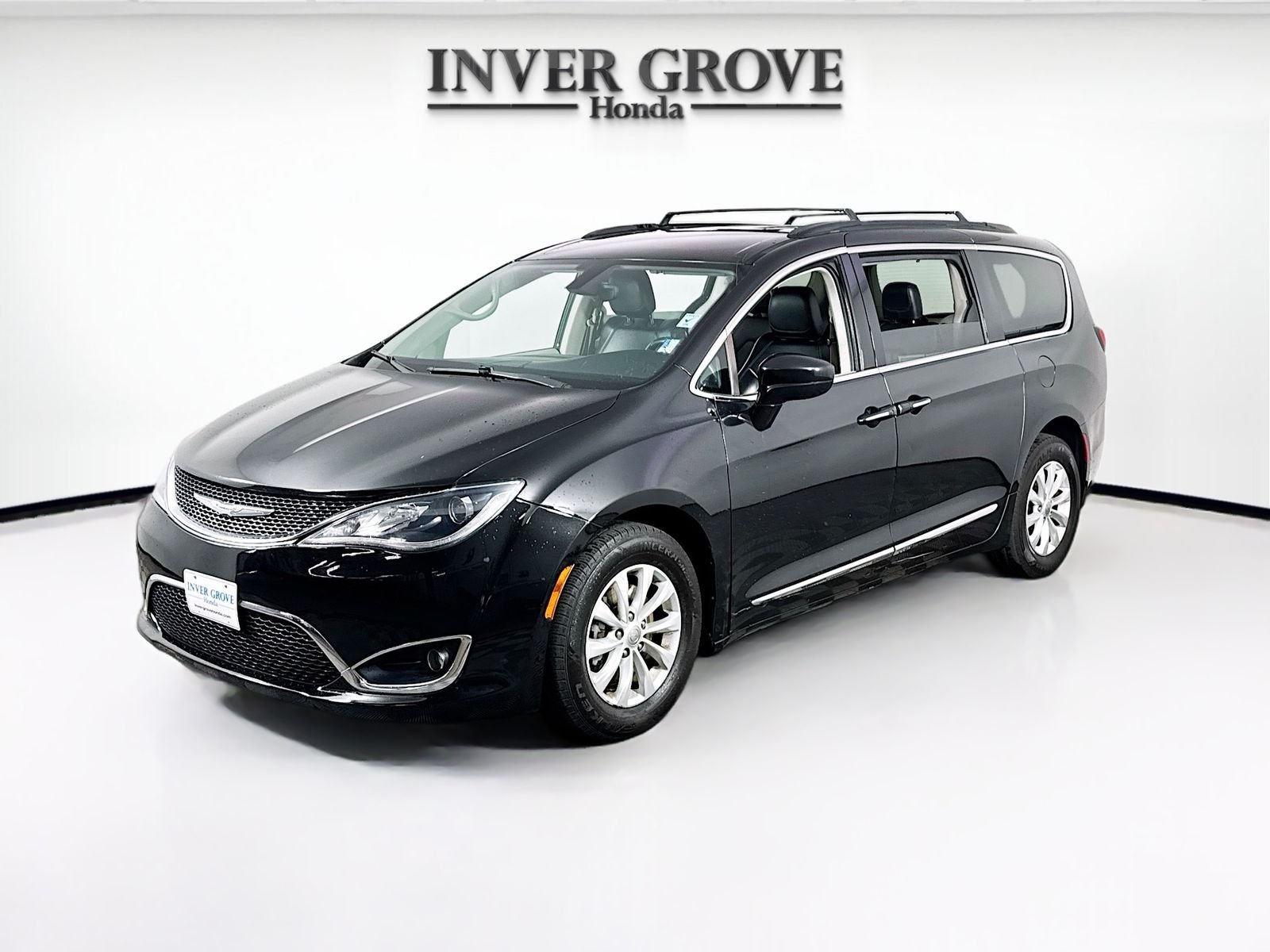 2017 Chrysler Pacifica Touring-L's photo