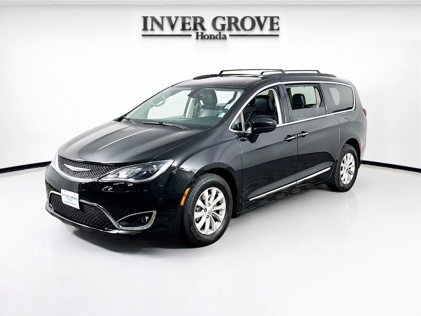2017 Chrysler Pacifica Touring-L's photo
