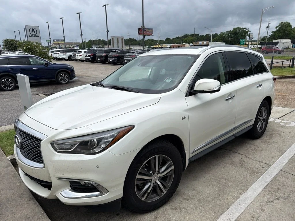 Used 2020 White INFINITI LUXE image 1