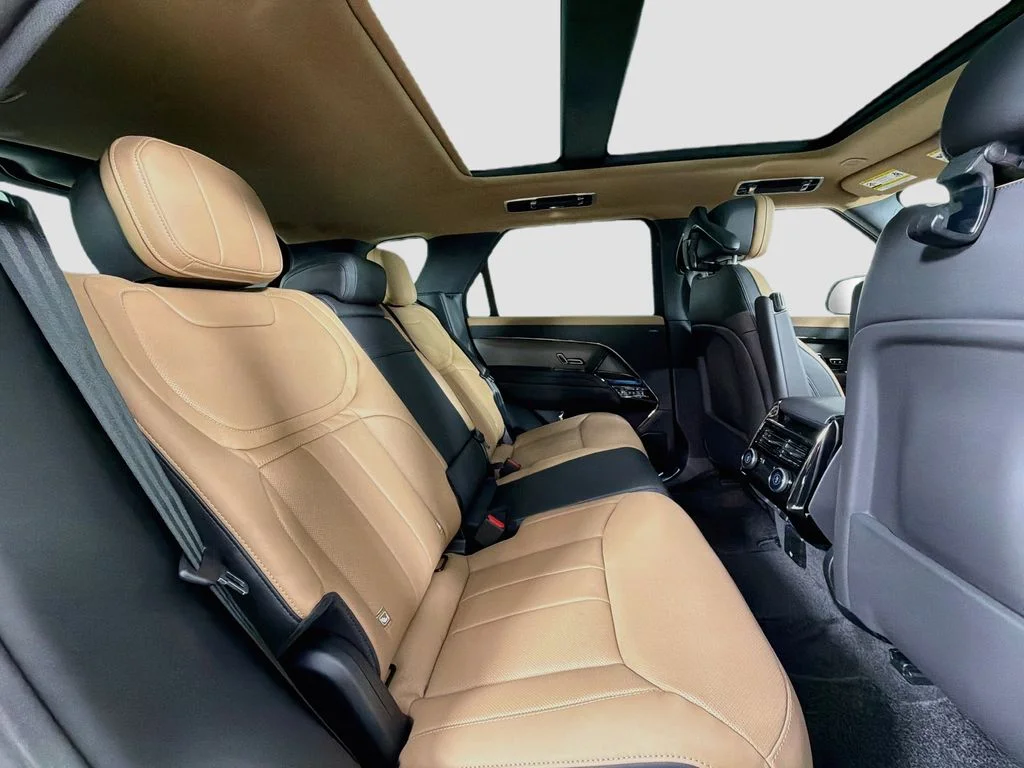 New 2026 Ostuni Pearl White Land Rover Dynamic SE image 29