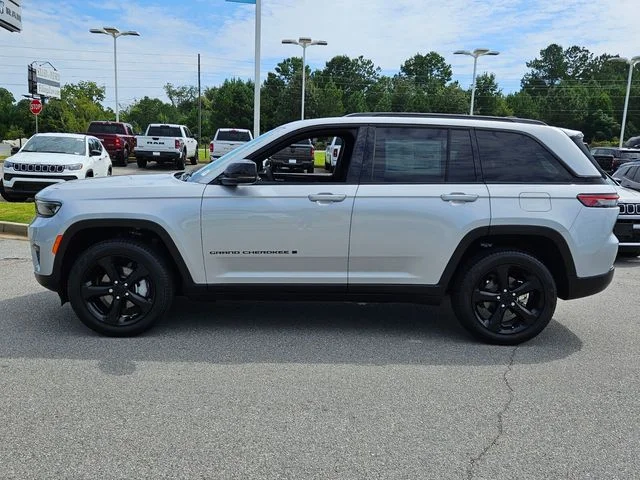 New 2025 Silver Zynith Exterior Paint Jeep Limited image 5
