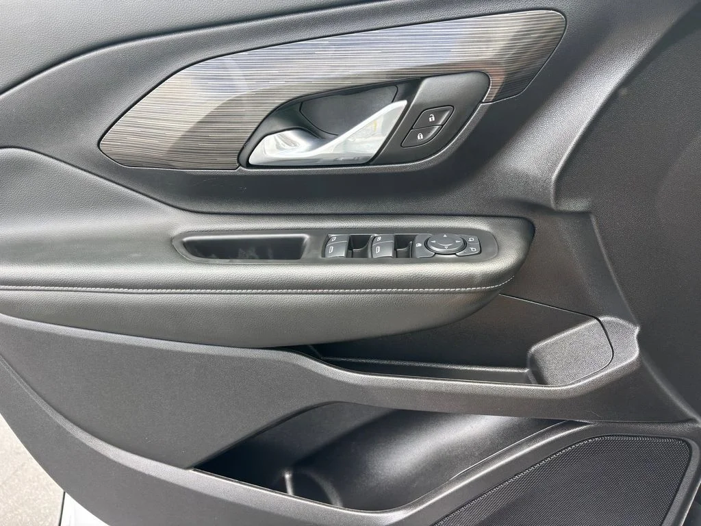Used 2024 White GMC SLE image 21