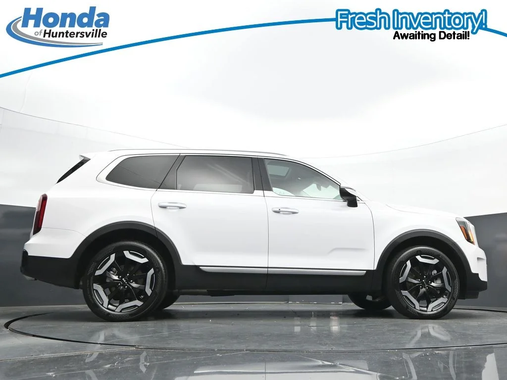 Used 2025 White Pearl Kia S image 35