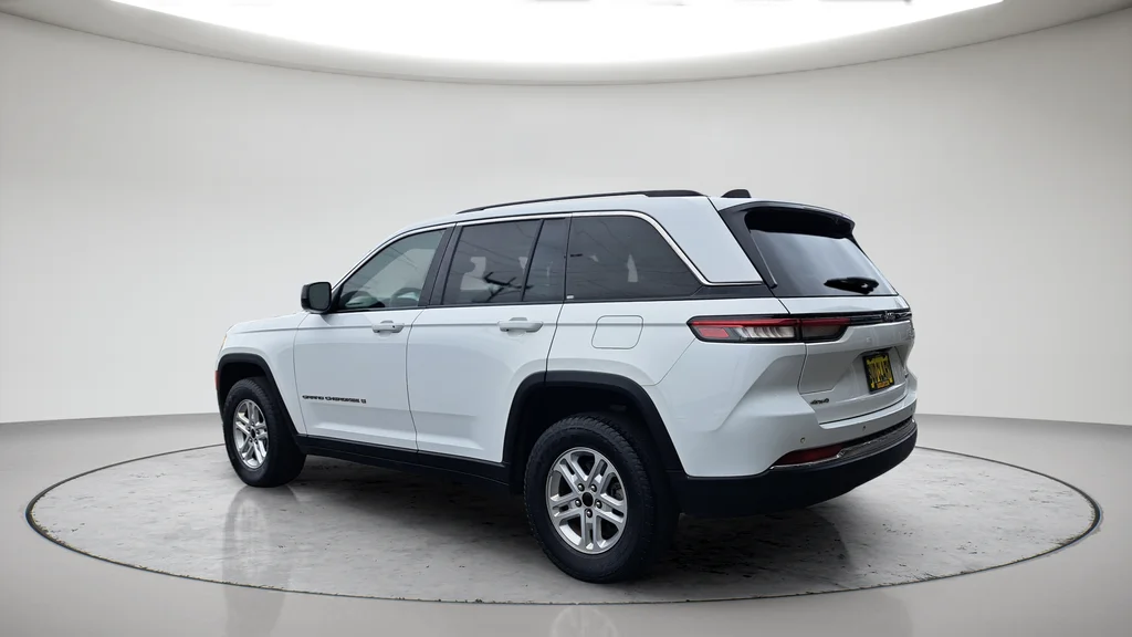 Used 2023 White Jeep Laredo image 5